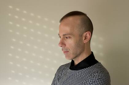 Según el curador Mariano Mayer, las restricciones para viajar forzaron a “apelar a la imaginación, a encontrar otro vocabulario, otros modos de trabajar, de presentar obras, y otros modos de hacer que las obras, los artistas y las galerías puedan estar presentes en un contexto tan particular”.