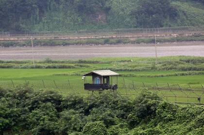 Según el Ejército surcoreano, el hombre, un militar, fue detectado anoche cuando se desplazaba hacia el sur tras haber cruzado la Línea de Demarcación Militar
