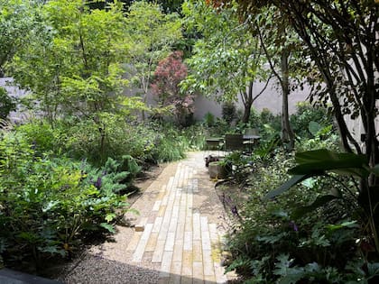 Según el equipo de Perimetral, el mantenimiento del jardín va más allá de la poda: incluye trabajar la tierra, controlar los aspersores y realizar limpiezas puntuales que garantizan el buen funcionamiento del conjunto.