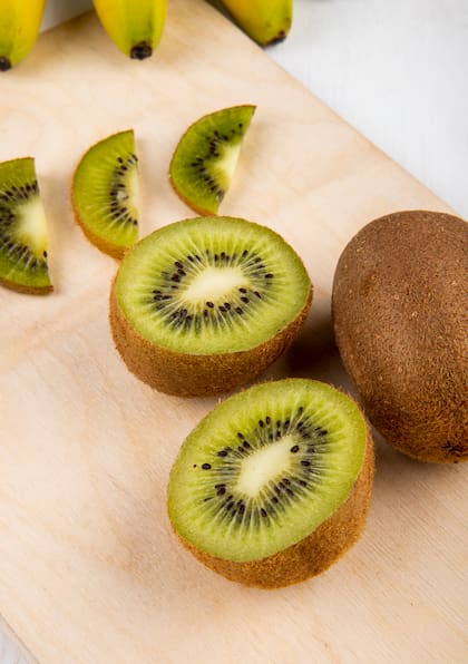 Según el estudio, consumir dos kiwis una hora antes de dormir mejora significativamente la calidad del sueño y reduce el insomnio