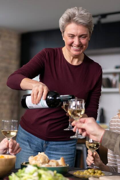 Según el experto, en las "zonas azules" consumen vino tinto de forma moderada a diario