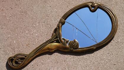 Según el Feng Shui, los espejos rotos o manchados también atraen, acumulan y generan energías negativas