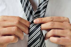 Dos formas simples de hacer el nudo de corbata