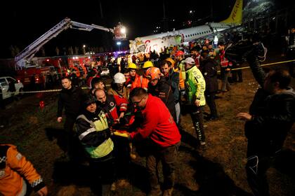 Según el gobernador de Estambul, fueron trasladados 52 heridos del aeropuerto a los hospitales de la zona