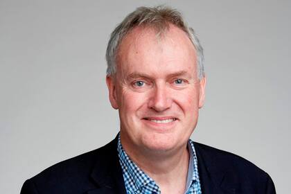 Según el inmunólogo irlandés Luke O’Neill, la humanidad está dando los primeros pasos hacia el final de la pandemia que marcó de manera terminante el año 2020