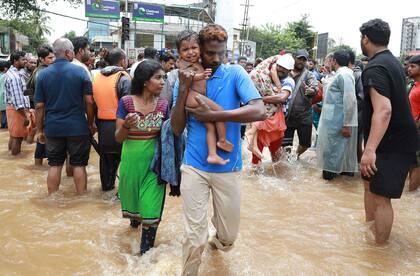 Según el ministro jefe de Kerala, 223.139 personas sin hogar se refugiaron en 1500 campamentos improvisados.