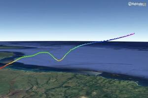 Según el radar, el vuelo 1722 de United ascendió a 2.200 pies antes de caer repentinamente en picado. En un momento dado, el avión se acercó a unos 800 pies del océano. (Flight Radar)