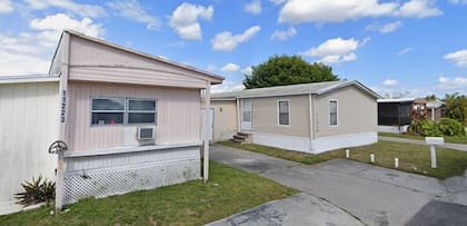 Según el texto del proyecto, una unidad de vivienda accesoria debe contar con cocina, baño y área para dormir independientes