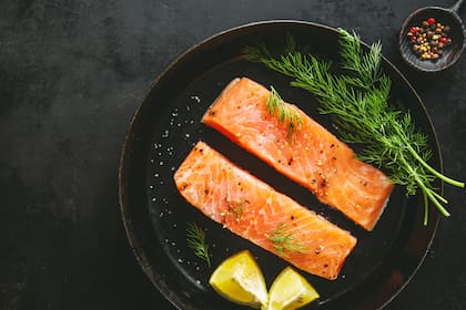 Según el USDA, 100 gramos de salmón sockeye aportan alrededor de 22 gramos de proteína