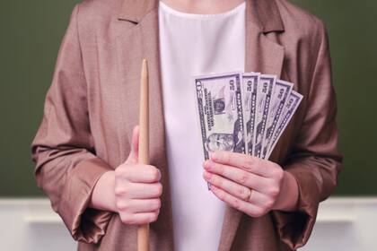 Según Eliana, un profesor en Estados Unidos puede ganar alrededor de US$4 mil al mes (iStock)