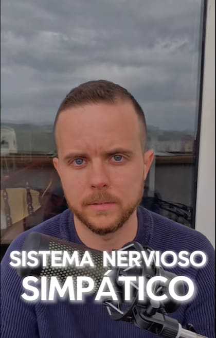 Según explica Ángel Macías, cuando sufrimos ansiedad se activa el sistema nervioso simpático, encargado de preparar al cuerpo para defenderse ante un peligro (Foto: TikTok @angelmaciaspsicologia)