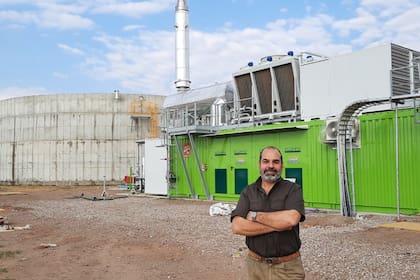 Según explicó Ospital, los residuos de la fermentación en el biodigestor –el digestato- se sacan diariamente con bombeo y se los lleva hasta un tanque intermedio que separa los sólidos degradados de los líquidos