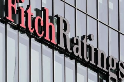 Según Fitch, la mejora en la nota de la deuda argentina “refleja el lanzamiento de un nuevo programa con el FMI” y la flexibilización “del cepo cambiario”