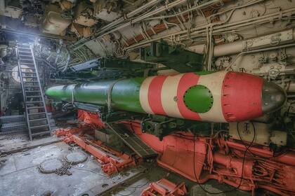 Según H. I Sutton, mientras estaba en servicio, el submarino "habría llevado hasta 22 torpedos de peso pesado"