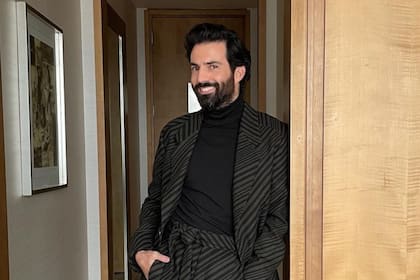 Según ha comentado el actor mexicano Pablo Cruz Guerrero en entrevistas a diversos medios, su personaje está inspirado en varios agentes que trabajaron con Luis Miguel en la época más importante de su carrera, a principios de los años 90