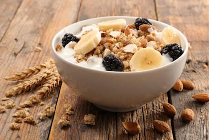 Según Harvard, la fruta, semillas, frutos secos y yogurt son los aliados para el desayuno