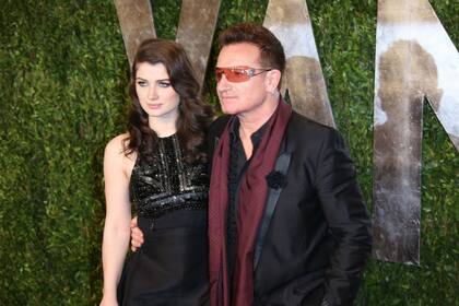 Según Hewson, tener a Bono como padre nunca le trajo ningún beneficio profesional, y siempre remarca que su infancia se desarrolló con total normalidad
