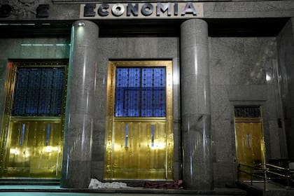 Según informó la Secretaría de Finanzas, en la licitación con suscripción en especie adjudicó un total de USD 2.456 millones, sobre ofertas recibidas por USD 3.046 millones (AP Foto/Natacha Pisarenko)