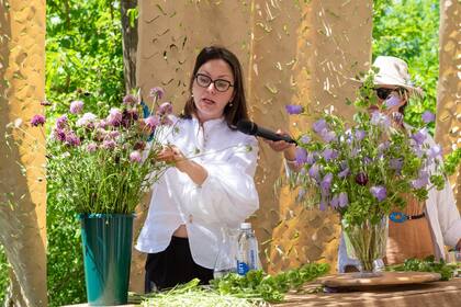 Según Irina, realizar un enrejado de cinta sobre el florero permite que las ubiquemos de a poco, dando aire entre las ramas y flores, y jugando con las alturas.