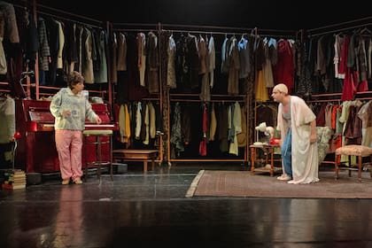 Según Juanse Rausch, Las Adoro "es una obra de alguien que ama lo que hace y lo hace como si estuviera en juego la vida y la muerte"