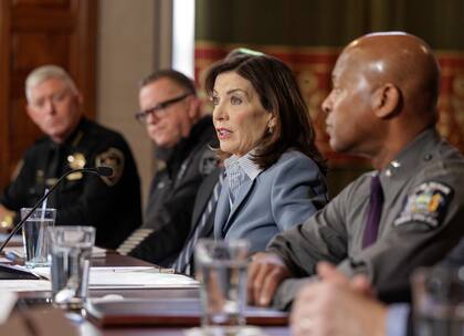 Según Kathy Hochul, el objetivo central de la ley es asegurar que los departamentos de policía concentren sus recursos exclusivamente en combatir delitos locales dentro de sus comunidades