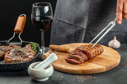 Según la Academia Española de Nutrición y Dietética, aunque existen diferencias entre la carne roja y blanca, en términos proteicos contienen de 25 a 30 g de proteína por cada 100 g