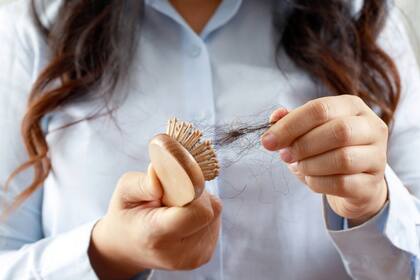 Según la Academia Estadounidense de Dermatología, las personas sanas pierden alrededor de 50 a 100 mechones de cabello por día