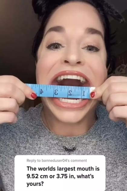 Según la autora de los videos, su boca mide casi 10 centímetros, lo que supera a la boca más grande registrada, que mide 9,3 centímetros