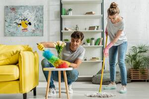 Limpiar la casa hace bien a la cabeza: cuál es el método para hacerlo en tiempo récord