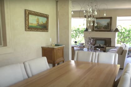 Según la cuenta de Twitter @RicosyFamosos, la propiedad cuenta con dos comedores