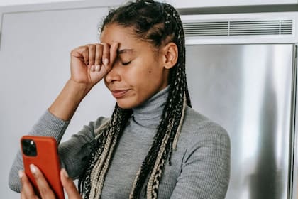 Según la Dra. Sanam Hafeez, el doomscrolling puede tener un impacto negativo en el cerebro humano (Fuente: Pexels / Alex Green)