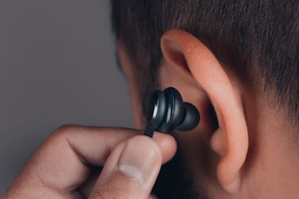 Según la fonoaudiología, lo ideal es usar auriculares con diadema, que alejan la fuente de sonido del tímpano, por sobre los que se insertan en el canal auditivo