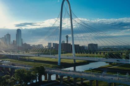 Según la IA, el área metropolitana de Dallas-Fort Worth alberga grandes empresas como AT&T, ExxonMobil y Southwest Airlines, y ofrece empleos estables (Unsplash)