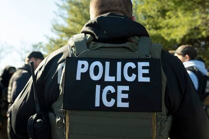Según la joven, agentes locales llegaron al lugar y, cuando comprobaron que había un operativo del ICE, no intervinieron