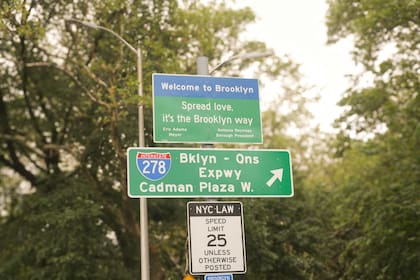 Según la "Ley de Sammy", la ciudad de Nueva York está autorizada a reducir los límites de velocidad a 25 mph (32 km/h) en muchas calles, aunque esto puede variar según la zona