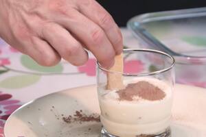 Según la leyenda, el tiramisú habría nacido de un error cometido por la mujer de Campeol, Alba, y su jefe cocinero Roberto Linguanotto