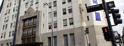 Según la leyenda, Hortal buscó simbolizar en la pieza de arte la presión que soportó durante la creación del edificio