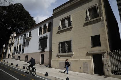 Según la leyenda urbana, Oliverio Girondo y Norah Lange hacían "sesiones de espiritismo" en su casa, ahora anexada al Fernández Blanco 