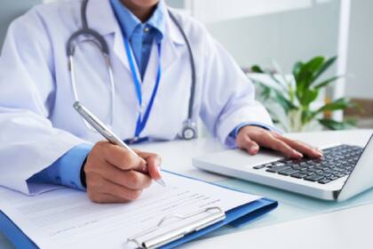 Según la normativa federal, el acceso a la atención médica no debe verse afectado por el estatus migratorio o la disposición del interrogado a proporcionar esta información