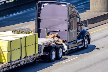 Según la orden ejecutiva de Trump, los choferes deben demostrar capacidad para leer señales de tránsito, comunicarse con autoridades y registrar documentación en inglés