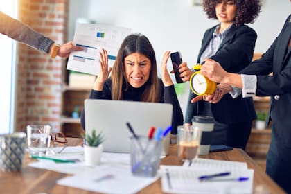 Según la Organización Mundial de la Salud, el burnout es el agotamiento físico, emocional y mental generado por situaciones de estrés crónico en el ámbito de trabajo