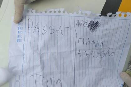 Según la policía, el papel que entregó para asaltar fue escrito por él mismo con los pies debido a la inmovilidad de sus brazos