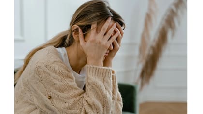 Según la psicóloga, las personas que tienen ansiedad suelen ser muy autoexigentes, rigurosas, disciplinadas y con una muy alta implicación en las tareas