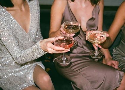 Según la RAE, el brindis es la acción de beber vino o cualquier bebida alcohólica para desearle el bien a alguien o celebrar la satisfacción por algo