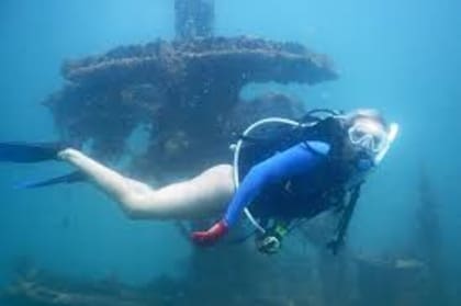 Según la regla de los tres tercios, se divide el aire total disponible en el tanque en tres partes iguales: un tercio para el descenso y la exploración del fondo (o del pecio), otro tercio para el regreso desde el punto más lejano o profundo hasta la superficie y un tercer tercio como reserva para cualquier emergencia o imprevisto