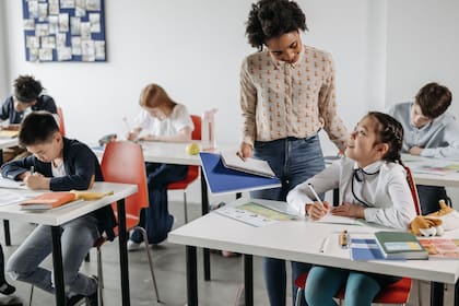 Según las autoridades estatales, los maestros implicados habrían pagado para que terceros realizaran sus exámenes de certificación