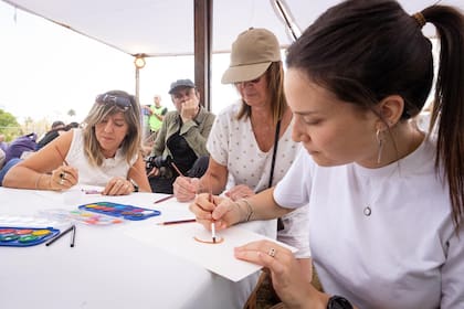 Según las instructoras "la clave está en ponerle intención a cada trazo y cada soplido".
