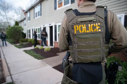 Según lo retomado por The New York Times, sus hijastros presuntamente utilizaron su situación migratoria como una herramienta para excluirla del patrimonio de su difunto esposo
