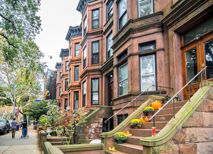 Según los Artículos 215 y 216 de la ley, los propietarios deben demostrar motivos legítimos ante la justicia, como el impago de renta o violaciones sustanciales al contrato, para poder remover a un inquilino o negarse a renovar el acuerdo