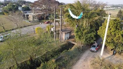 Según los bomberos existen 10 metros de distancia entre el tendido eléctrico y el piso